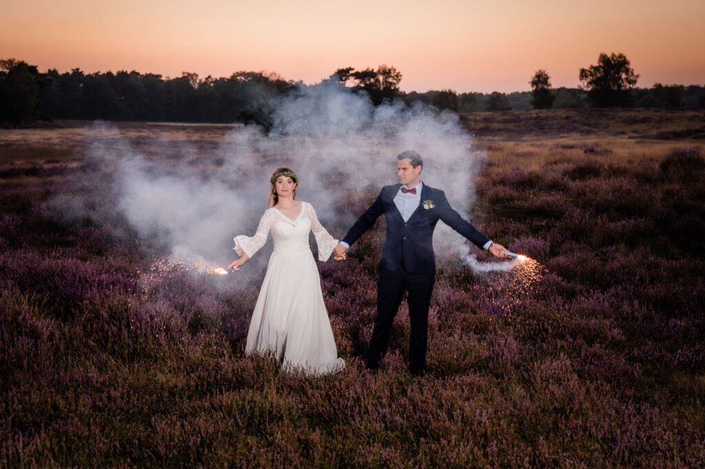 Brautpaar in der Natur mit Rauchfackeln