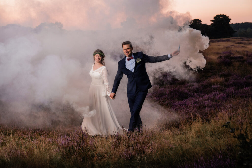 Hochzeitsfotograf Essen fotografiert ein Brautpaar mir Rauch