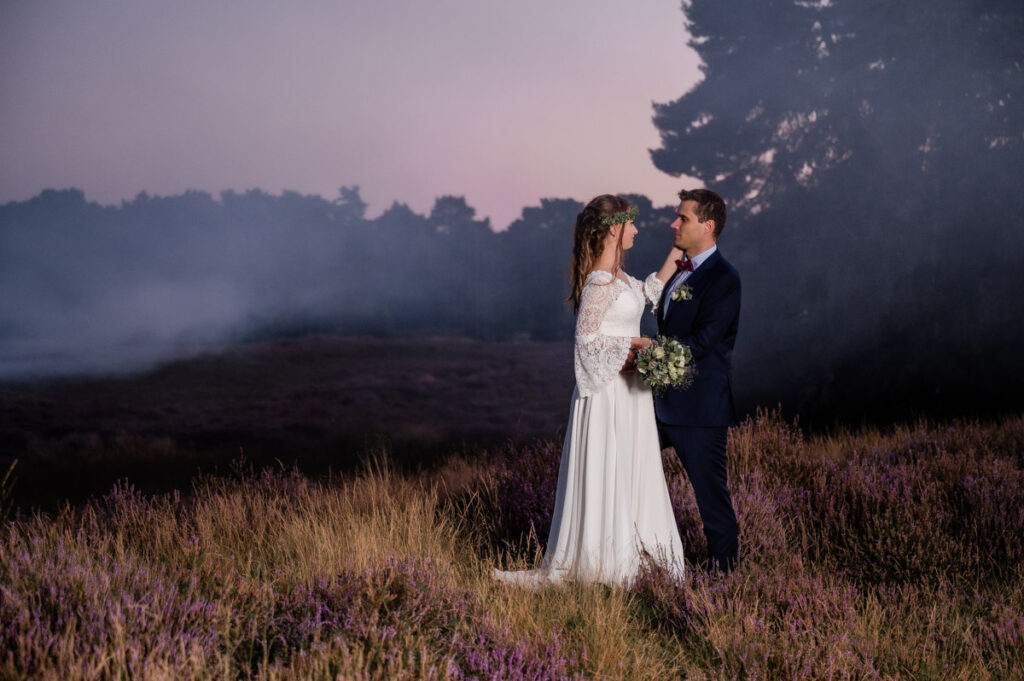 Hochzeitsfotograf Essen fotografiert ein Brautpaar am Abend in der Heide
