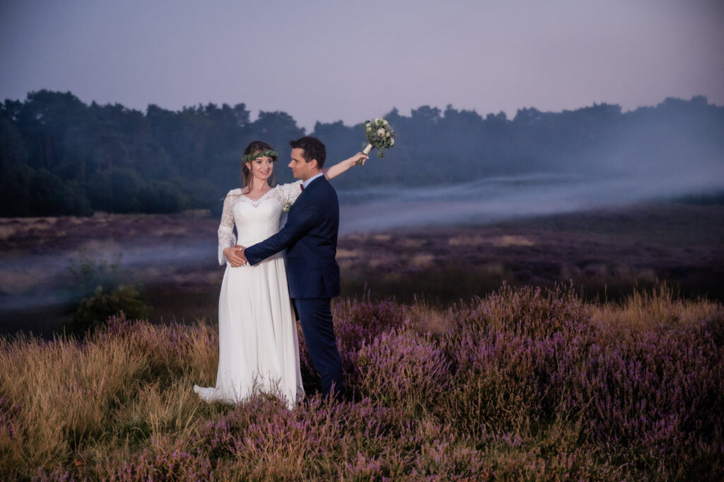 Hochzeitsfotograf Essen fotografiert ein Brautpaar am Abend in der Heide