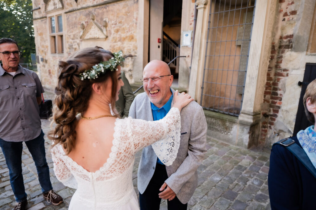 alter Mann freut sich für die Braut