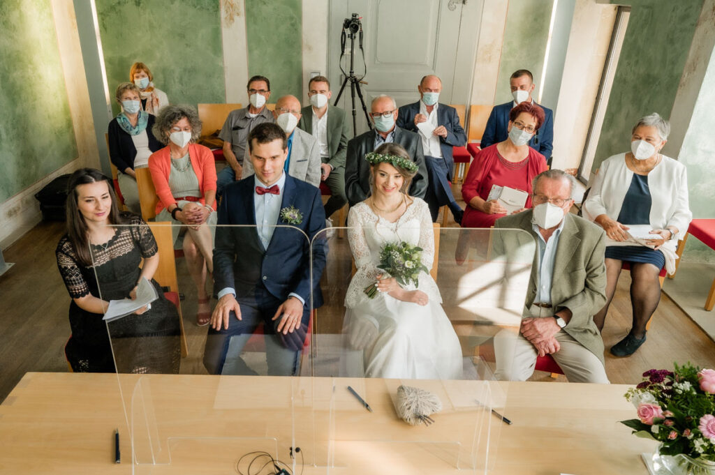 Hochzeitsfotograf Essen fotografiert die standesamtliche Trauung im Schloss Nordkrichen