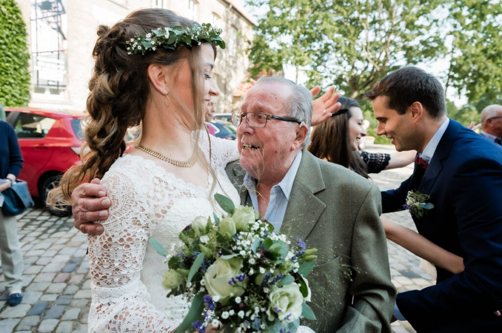 Alter Mann gratuliert seiner Braut