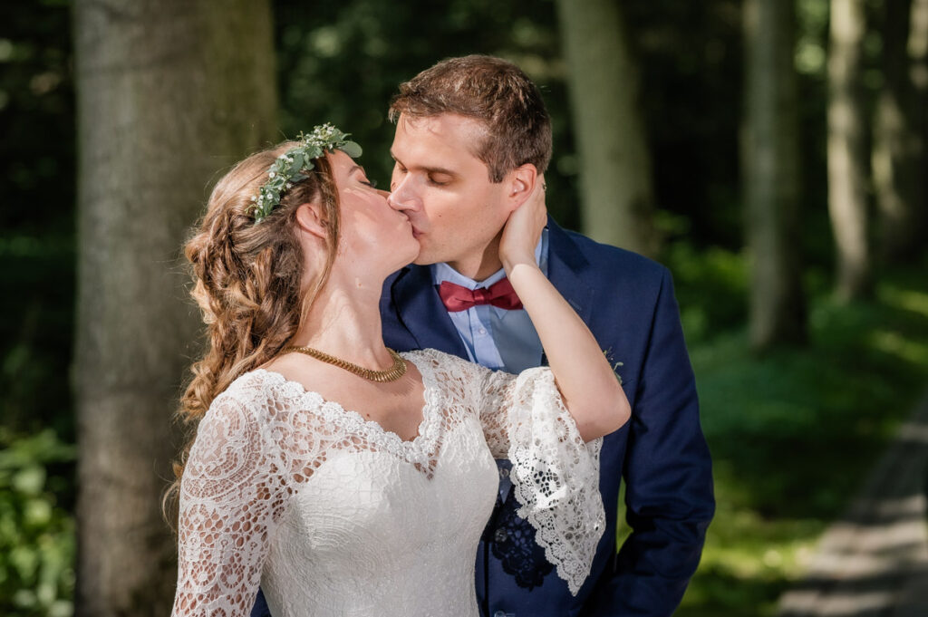 Hochzeitsfotograf Essen fotografiert ein küssendes Brautpaar