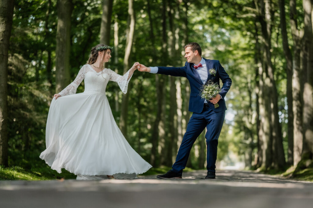 Brautpaar tanzt im Wald