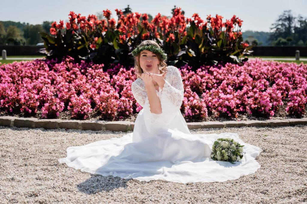 Hochzeitsfotograf Essen fotografiert eine Braut vor Blumen