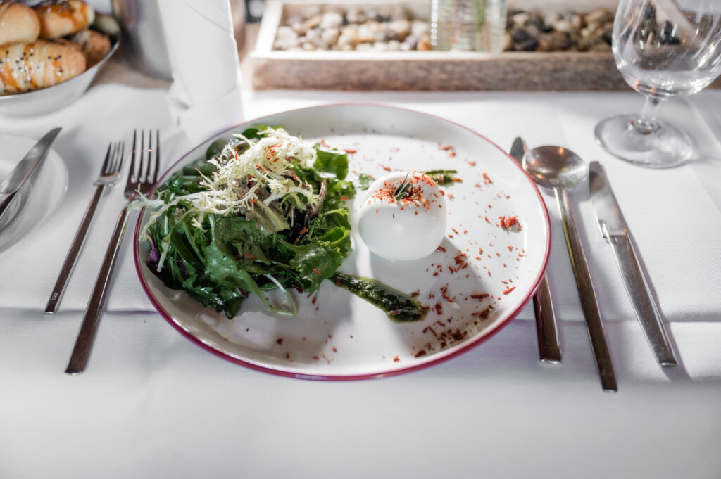 Hochzeitsfotograf Essen fotografiert einen Salatteller