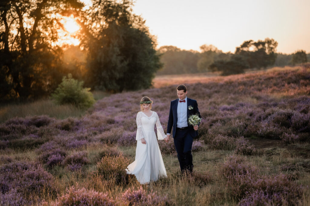 Hochzeitsfotograf Essen fotografiert ein Brautpaar im Sonnenuntergang das spazieren geht