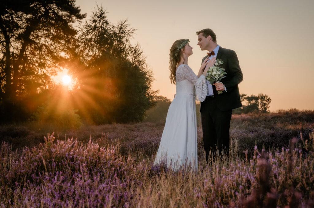 Brautpaar im Sonnenuntergang umarmt sich in der Natur