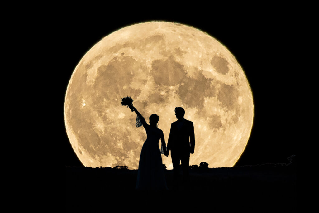 Hochzeitsfotograf Essen fotografiert ein Brautpaar im Mondlicht bei Nacht