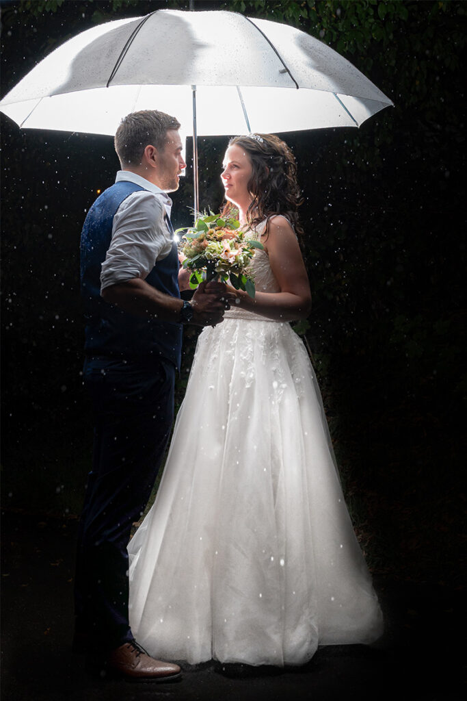 Hochzeitsfotograf Essen fotografiert im Regen in der Dunkelheit ein Brautpaar