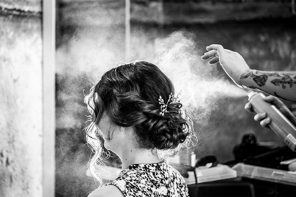 Haarspray während den Hochzeitsvorbereitungen