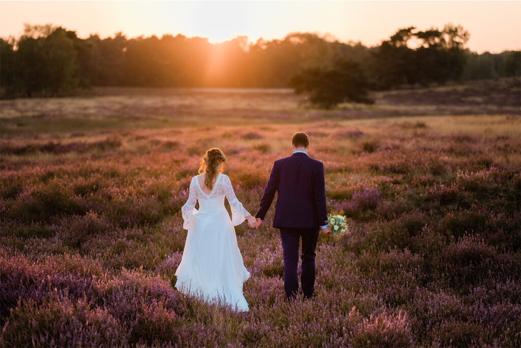 Hochzeitsfotograf Essen fotografiert ein Brautpaar in der Heide im Sonnenuntergang