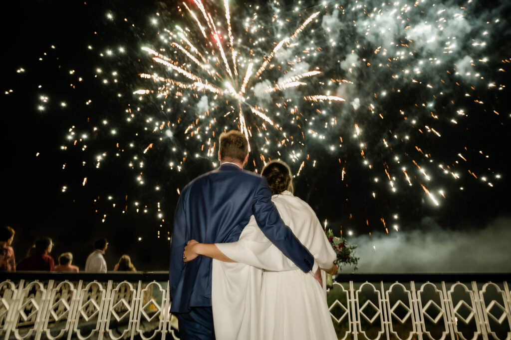 Brautpaar schaut sich ein Feuerwerk am Hochzeitstag an