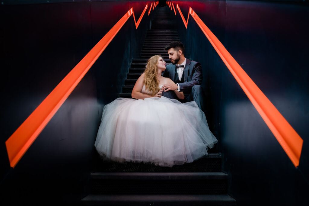 Hochzeitsfotograf Essen fotografiert ein junges Brautpaar auf einer Treppe Zeche Zollverein