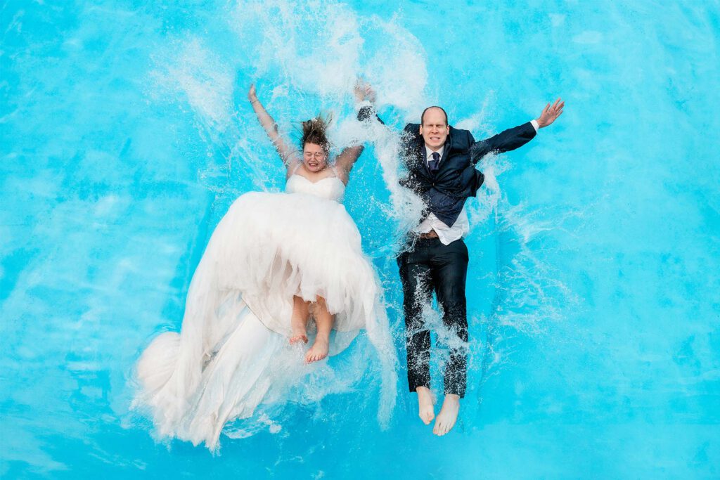 Hochzeitsfotograf Essen fotografiert ein Hochzeitspaar welches ins Wasser fällt