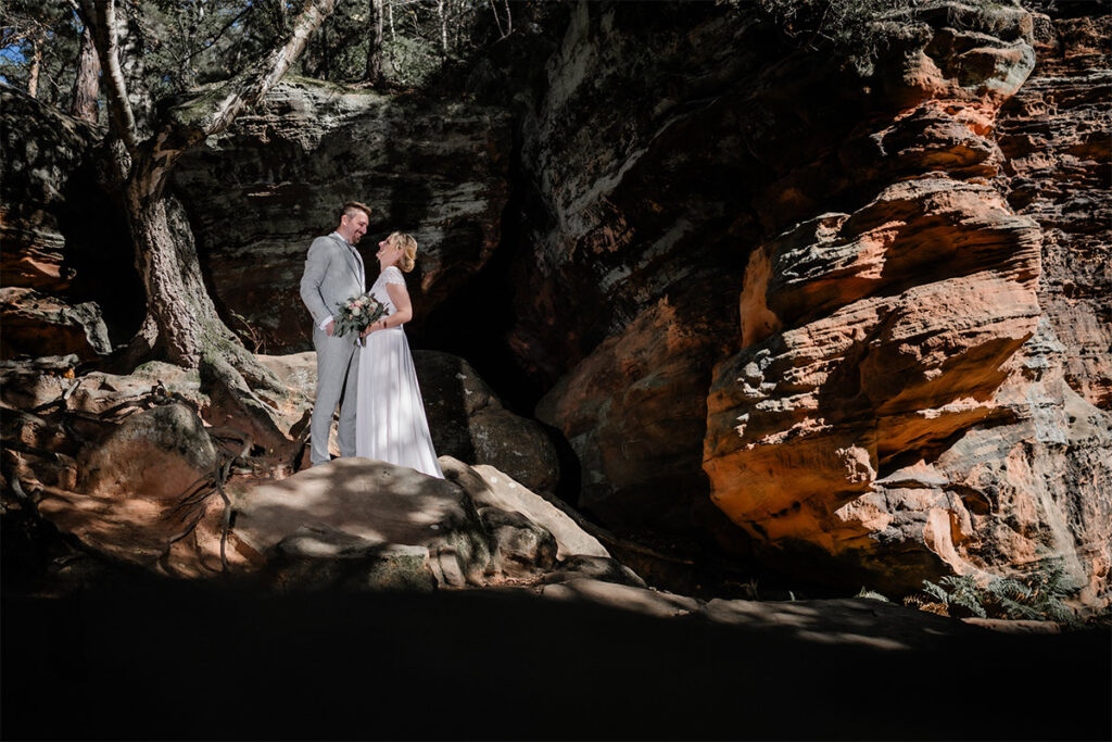 Hochzeitsfotograf Essen fotografiert ein Brautpaar im Felsen