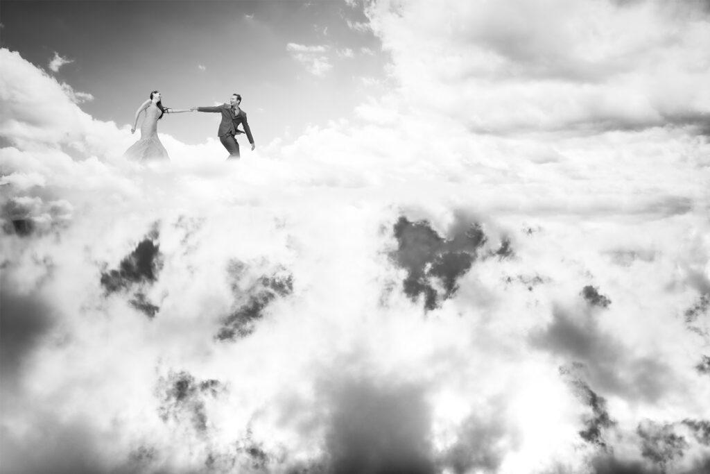 Hochzeitsfotograf Essen fotografiert ein junges Paar in den Wolken