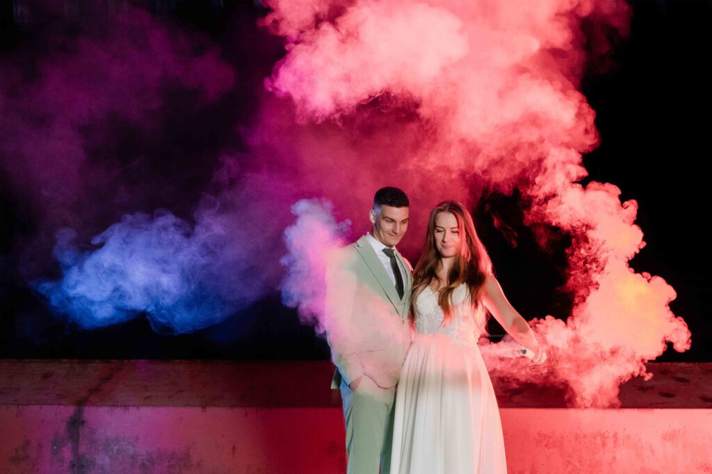 Hochzeitsfotograf Essen fotografiert ein Brautpaar auf Zeche Zollverein mit Rauch