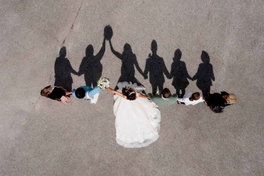 Hochzeitsfotograf Essen fotografiert eine Hochzeitsgesellschaft mit der Drohne