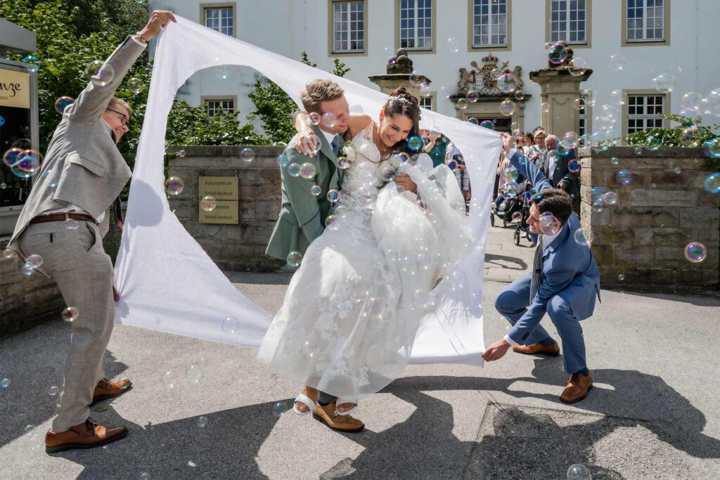 Brautpaar steigt durch ein Bettlaken am Rathaus Kettwig