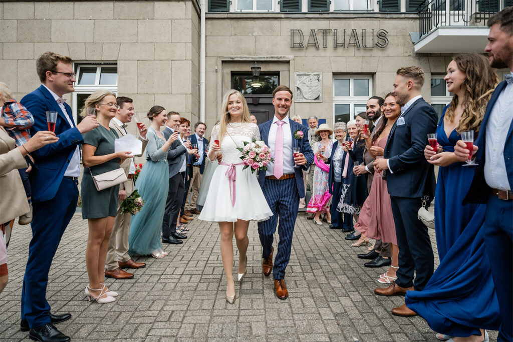 Hochzeitsfotograf Essen fotografiert ein Brautpaar vor dem Rathaus Kettwig