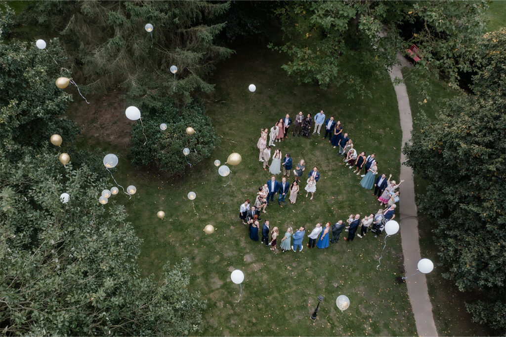 Hochzeitsfotograf Essen fotografiert eine Hochzeitsgesellschaft, die Ballons steigen lässt