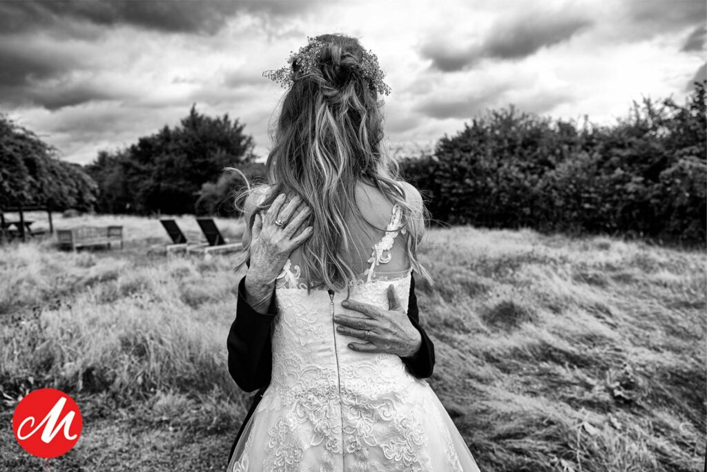 Hochzeitsfotograf Essen fotografiert eine junge Braut mit Händen in der Natur