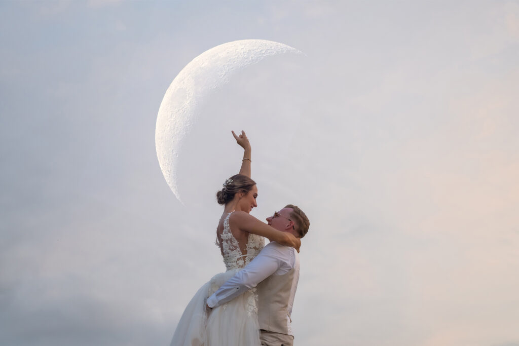 Hochzeitsfotograf Essen fotografiert ein junges Hochzeitspaar im Mondlicht