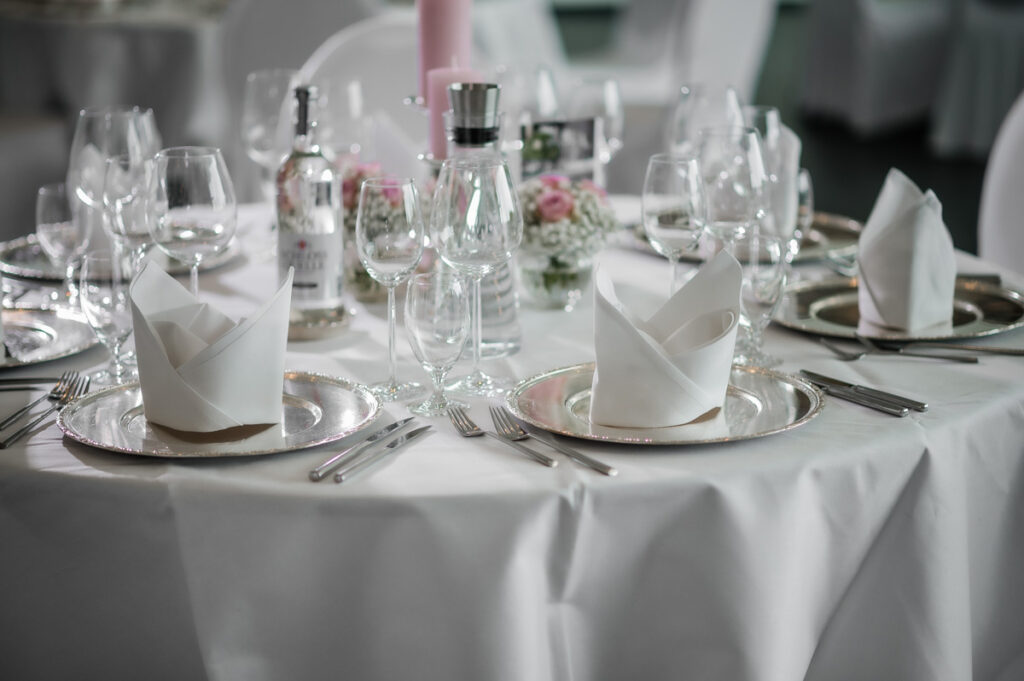 Hochzeitsfotograf Essen fotografiert einen festlich gedeckten Tisch im Mintrops Land Hotel