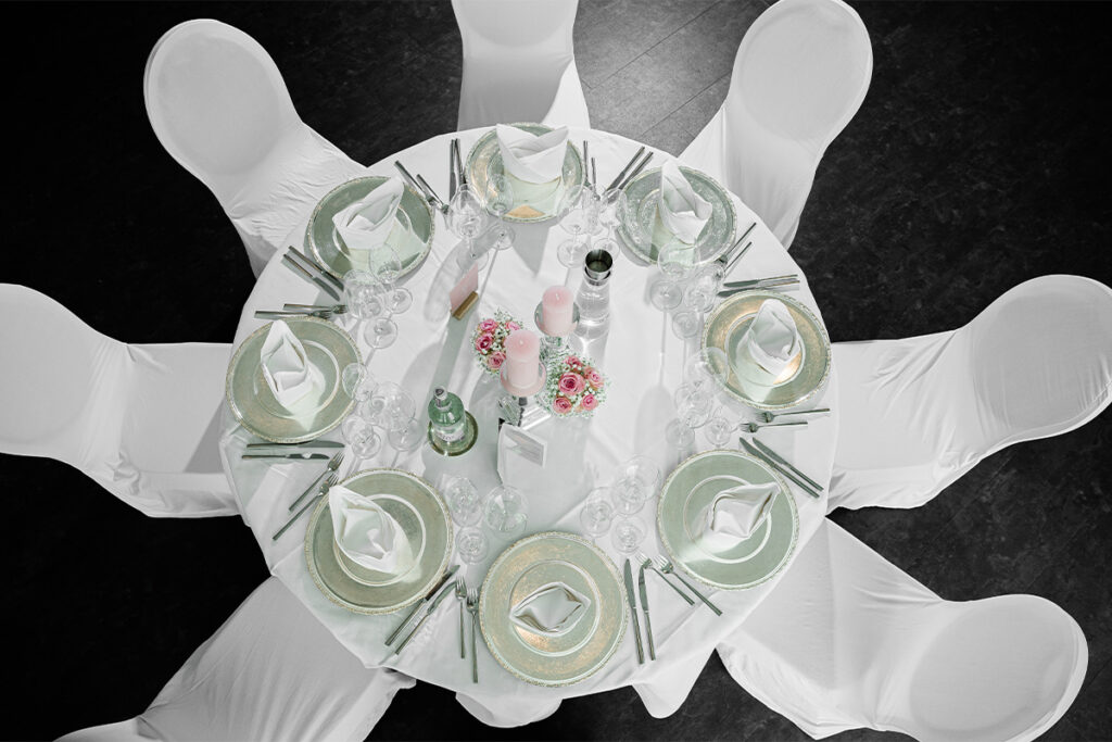Hochzeitsfotograf Essen fotografiert den festlich gedeckten Tisch im Mintrops Land Hotel