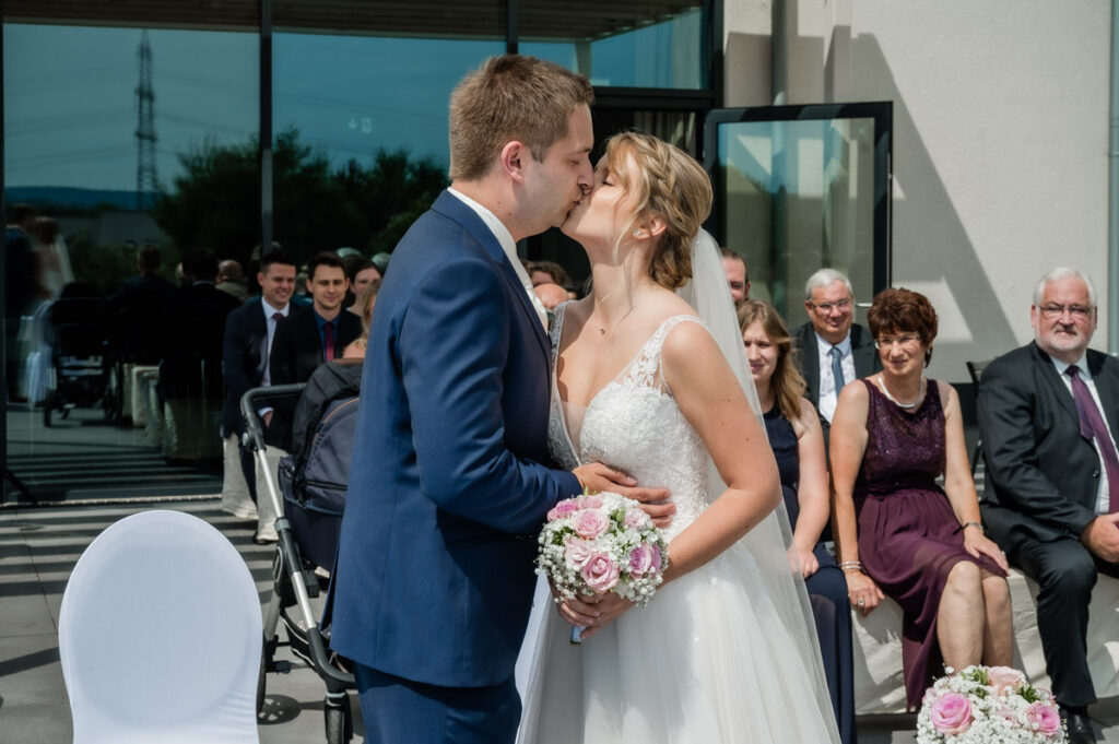 Hochzeitsfotograf Essen fotografiert das küssende Brautpaar