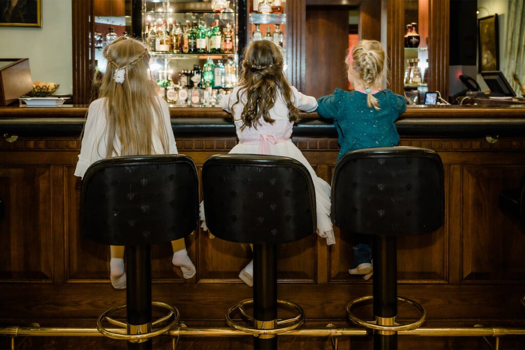 Kinder sitzen an der Bar im Schlosshotel Hugenpoet
