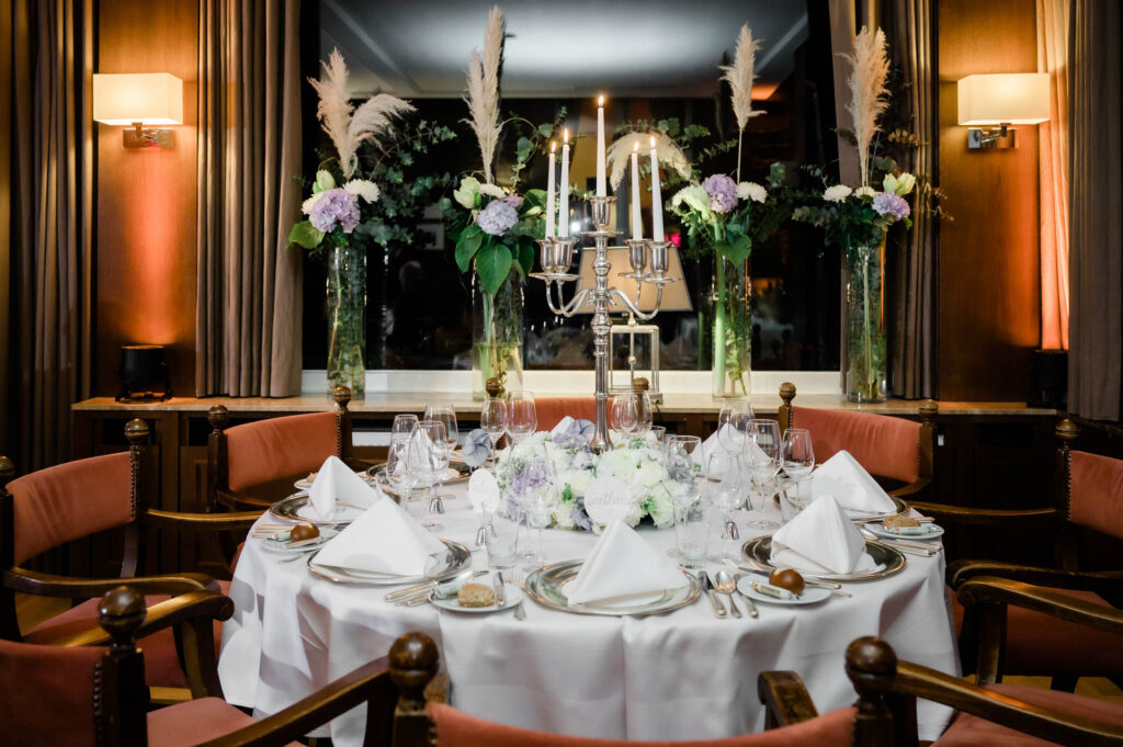 Hochzeitsfotograf Essen fotografiert den festlich gedeckten Tisch im Schlosshotel Hugenpoet