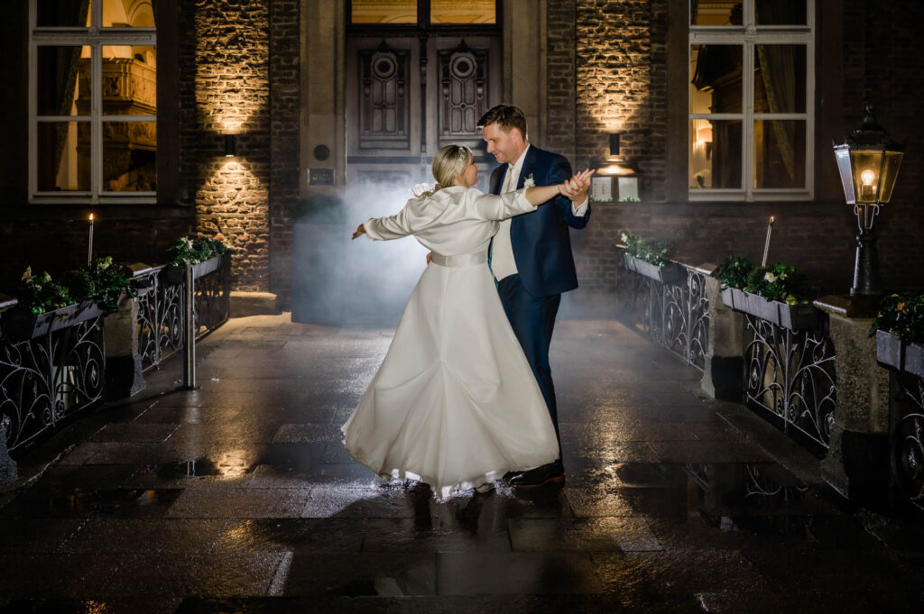 Hochzeitsfotograf Essen fotografiert den Eröffnungstanz auf Schloss Hugenpoet am Abend