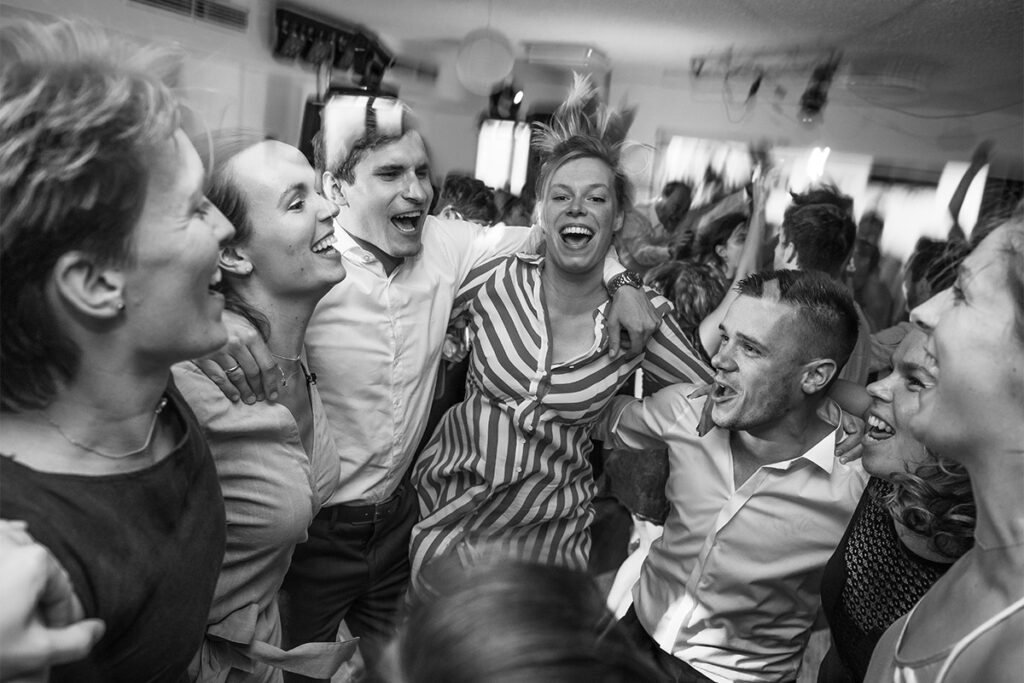 Hochzeitsfotograf Essen fotografiert tanzende Gäste auf einer Hochzeitsparty