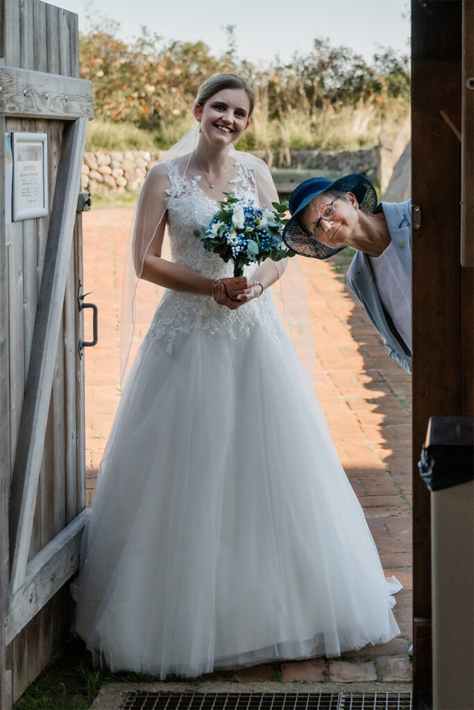 Braut und ihre Mutter stehen in der Tür