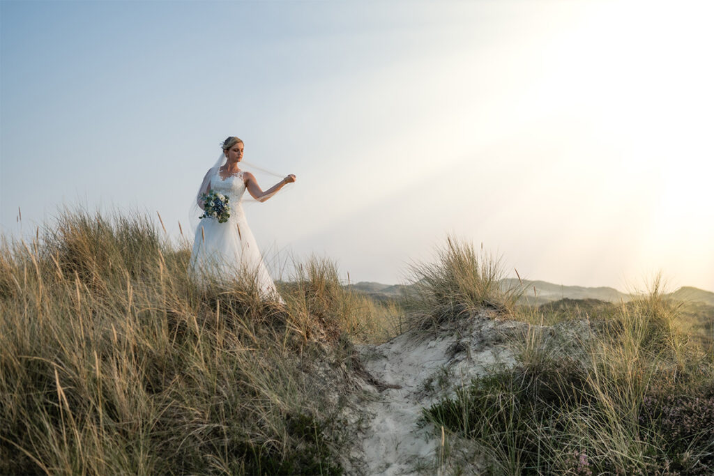 Hochzeitsfotograf Essen fotografiert die Braut mit ihrem Kleid in der Natur