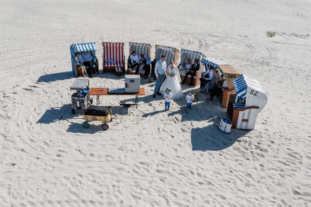 Eine Hochzeitsgesellschaft auf Amrum am Strand mit Drohne fotografiert