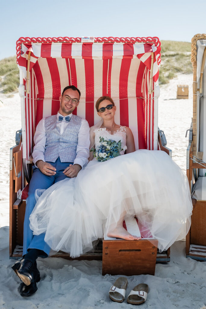 Hochzeitsfotograf Essen fotografiert ein glückliches Brautpaar im Strandkorb auf Amrum