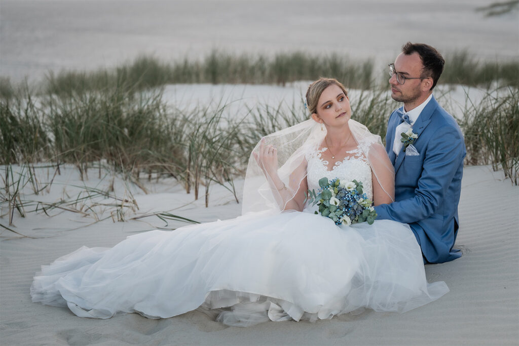 Hochzeitsfotograf Essen fotografiert ein junges Brautpaar in den Dünen von Amrum