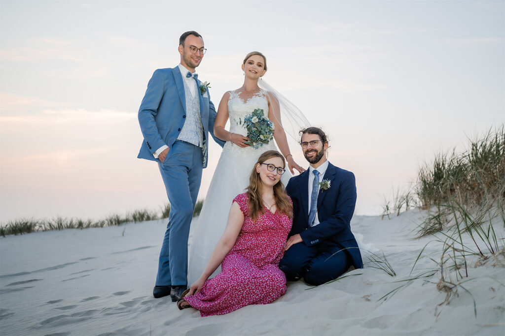 Hochzeitsfotograf Essen fotografiert das Brautpaar und die Trauzeugen im Sand