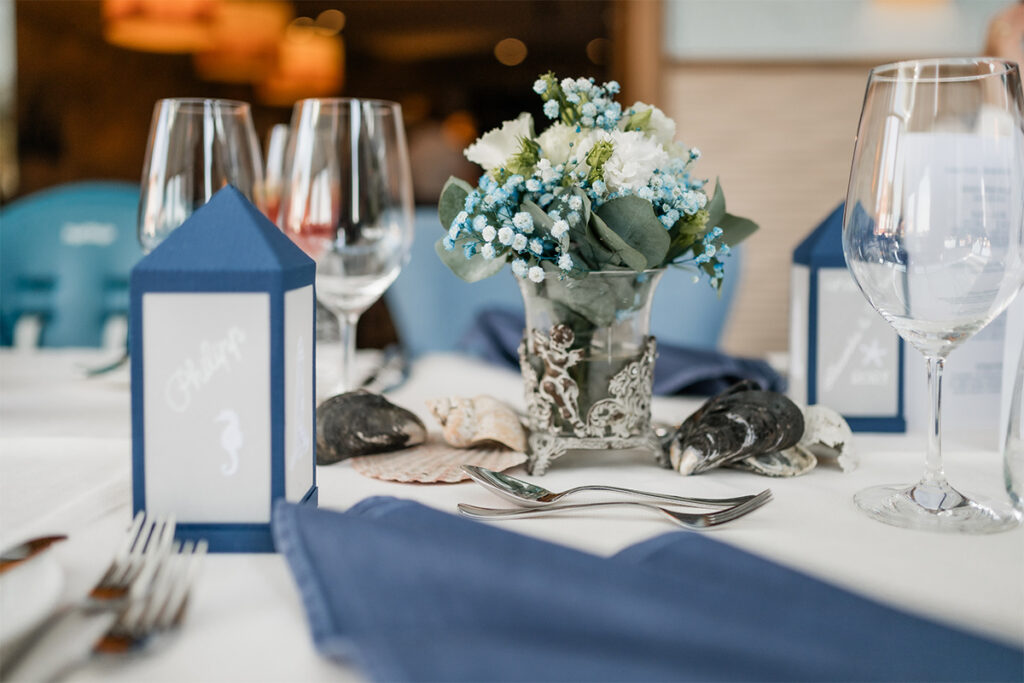 Hochzeitsfotograf Essen fotografiert den Brautstrauß am festlich gedeckten Tisch
