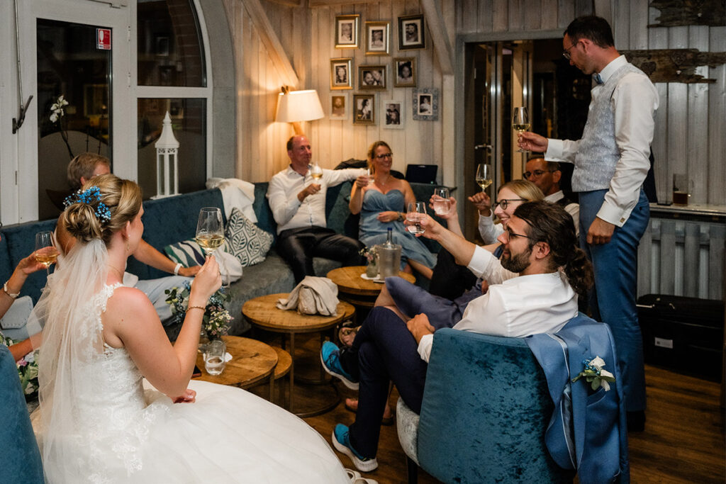 Hochzeitsfotograf Essen fotografiert eine Hochzeitsgesellschaft die Sektgläser in den Händen hält