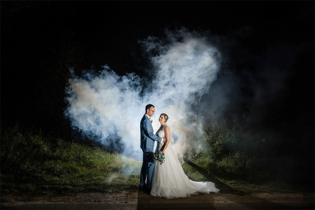 Brautpaar steht im Rauch