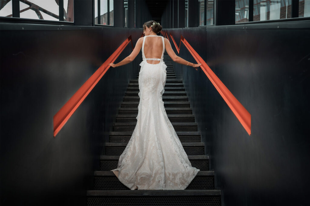 Hochzeitsfotograf Essen fotografiert eine Braut auf einer Treppe auf Zeche Zollverein
