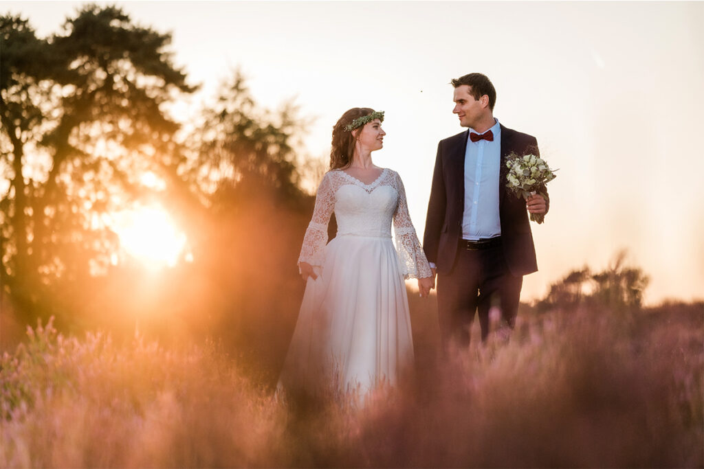 Hochzeitsfotograf Essen fotografiert ein Brautpaar in der Natur im Sonnenuntergang
