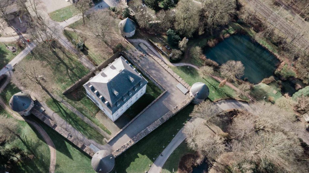 Vorburg Schloss Hardenberg mit der Drohne fotografiert