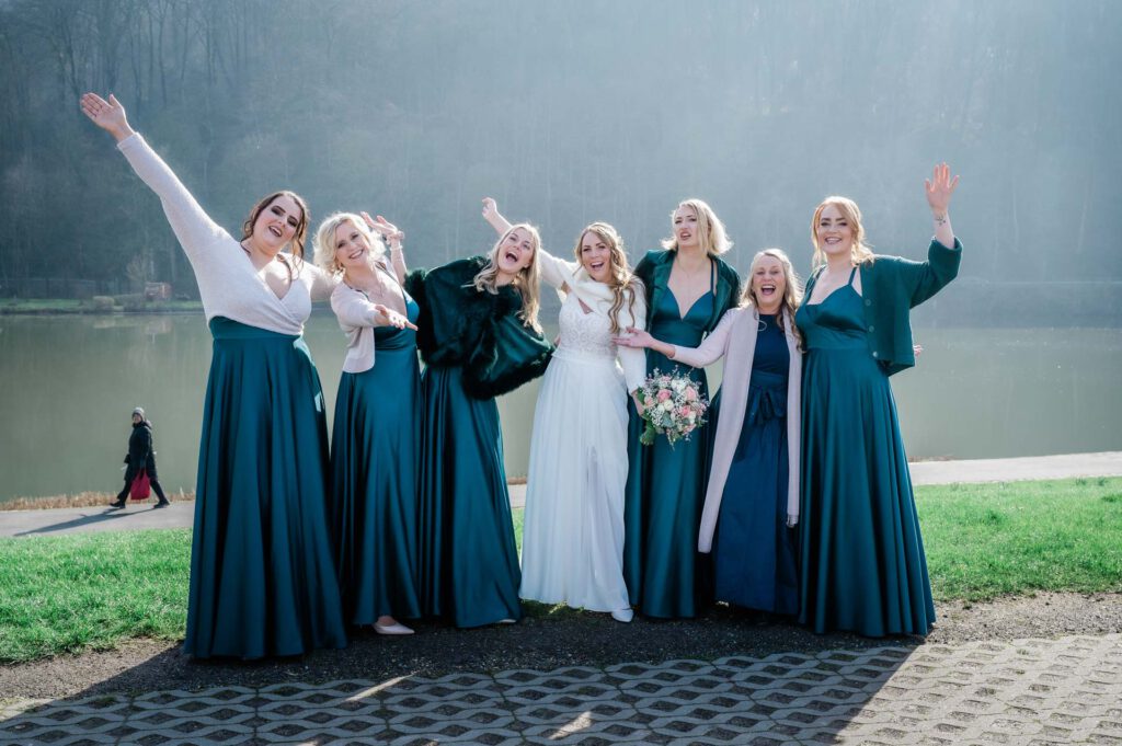 Hochzeitsfotograf Essen fotografiert die Braut mit ihren Brautjungfern