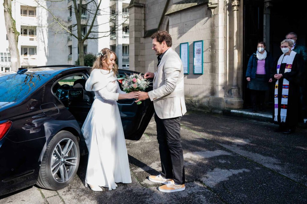 Hochzeitsfotograf Essen fotografiert die Ankunft der Braut in der Kirche mit Vater